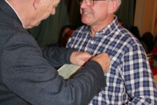 Über 40 Jahre Schiri - Harald Schulz (SV Lemgow-Dangenstorf) erhält die NFV-Ehrennadel in Gold